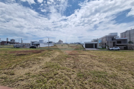 Terreno à Venda no Condomínio Monte das Araucárias