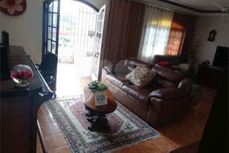 Casa com 5 suítes em uma excelente localização na Vila Medeiros, São Paulo.