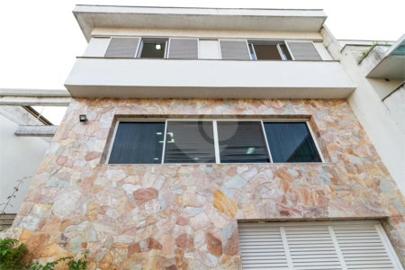 Casa Sobrado à venda com 342 m², 3 dormitórios, sendo 2 suítes, 4 vagas na Vila Mariana - São Paulo.