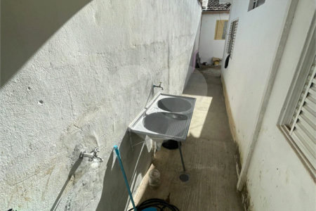 Casa térrea e salão comercial a venda no Jardim Bandeirantes.