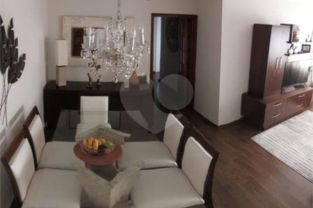 Apartamento de 83m2 no Campo Belo com 3 dorms, 2 banheiros, 1 vaga. Estuda permuta.