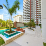 Apartamento de 127 m² em andar alto, com vista livre, 3 suítes planejadas, sacada gourmet envidraçada, 2 vagas e lazer completo, próximo ao Shopping Golden Square e à Avenida Kennedy.