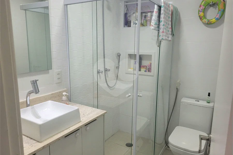 Apartamento de 03 dormitórios totalmente reformado com 02 vagas de Garagem escrituradas e livres.