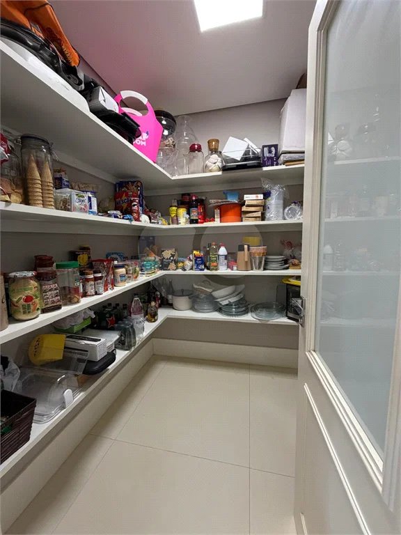Casa de alto padrão em condomínio exclusivo com 4 suítes