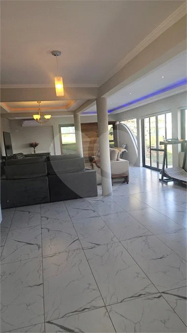 Indaiatuba- condominio Vale das Laranjeiras - Itaici - Terreno 3040,00 ms- construida 220ms - 3 dormitórios, sendo 2 suítes e uma suíte master com closet, além de uma sala ampla com 3 ambientes, Cozinha planejada,, campo de futebol/vôlei, Area de lazer com piscina, espaço gourmet com churrasque