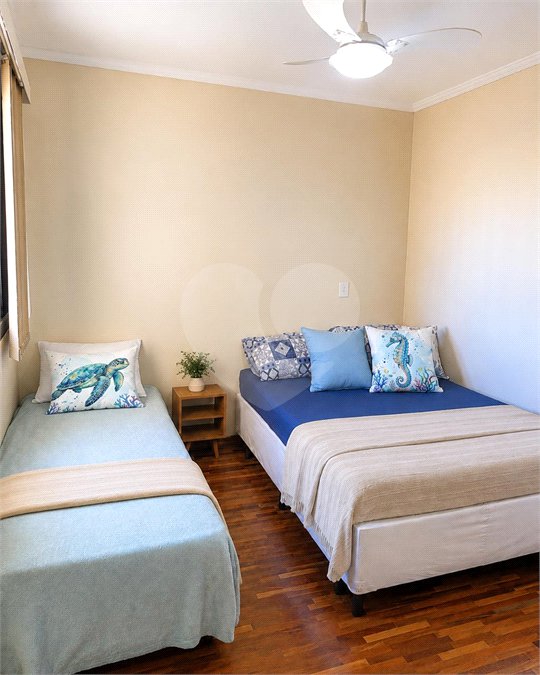 Apartamento á venda no centro com dois dormitórios e sacada.