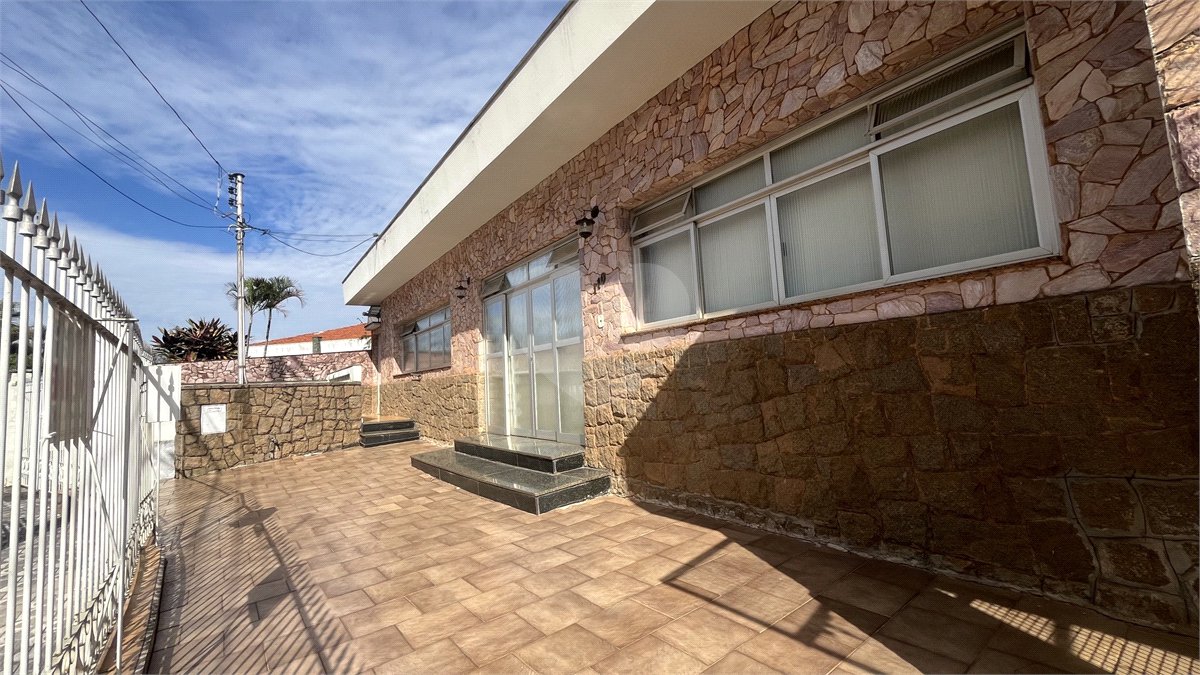 Casa Térrea com 3 dormitórios no Centro de Atibaia