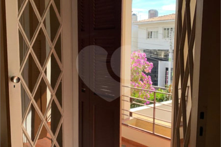 Casa à venda na Aclimação de 190m² com 3 dormitórios e 2 vagas.