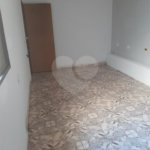 Casa térrea com 2 dormitórios.