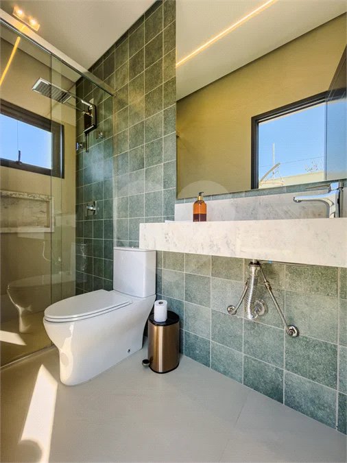 Indaiatuba - Condominio Villa Sapezal - 318 m² de Terreno - 230 m² de Área Construída - 3 suítes, sendo 1 Master com closet planejado - Sala de TV - Sala de estar integrada à Sala de jantar - Cozinha com móveis planejados - Despensa - Escritório planejado - Lavabo - Piscina com preparação para aquec