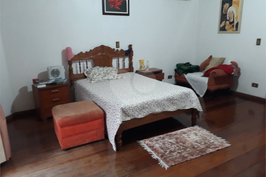 Mansão em condomínio, com 6 suites, e vagas para 15 autos....