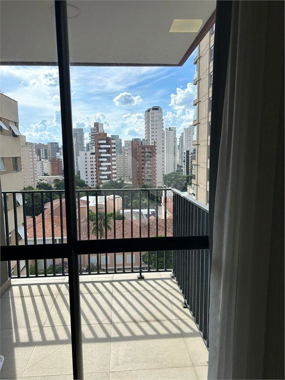 Apartamento mobiliado para locação em Moema.