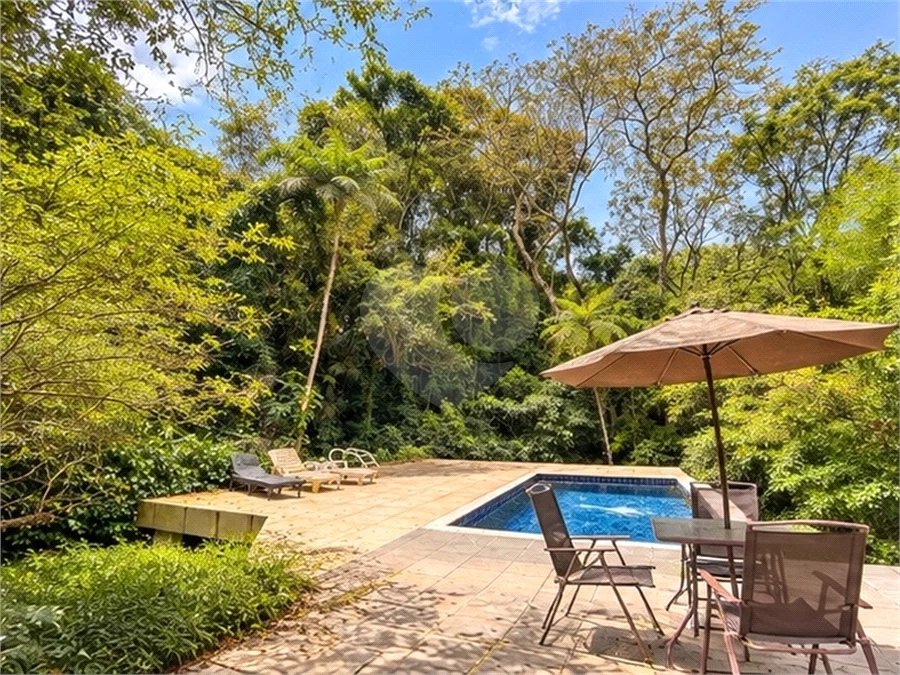 Casa em condomínio com 3 dormitórios, 01 suíte, garagem para 06 carros, área gourmet, piscina.