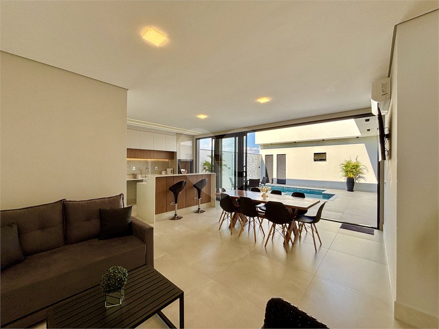Indaiatuba - Sp - Condominio Maria Candida - R$ 2.250.000,00 - 3 suítes, sendo 1 master com closet e banheiro com duas cubas e dois chuveiros - Escritório - Piscina em Alvenaria aquecida e Hidro com Iluminação - Ar Condicionado instalado em todos os quartos, escritorio, sala e area gourmet