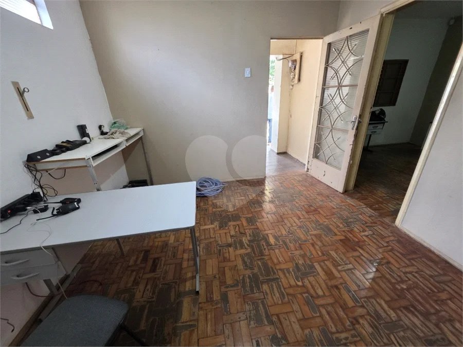 Casa térrea à venda com amplo quintal e grande potencial na Vila Nery