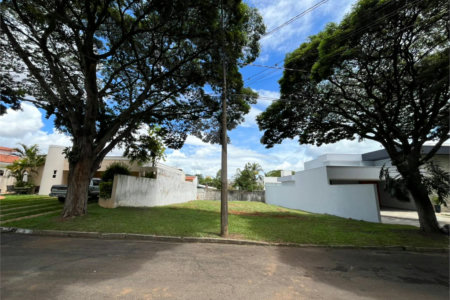 Terreno em condomínio fechado com 512 metros