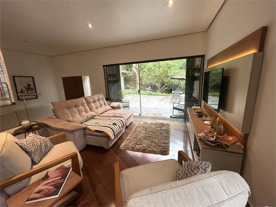 Casa em condomínio com 3 dormitórios, 01 suíte, garagem para 06 carros, área gourmet, piscina.