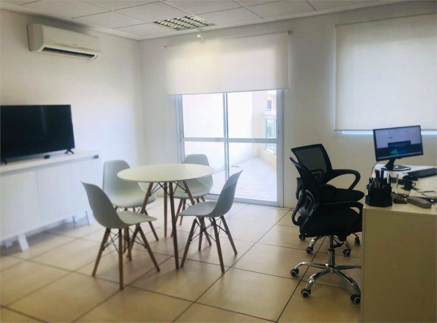 Otima sala comercial com sacada e uma vaga para auto no Nova América Office em Santo Amaro.