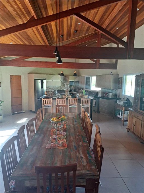 Casa Ampla com 5 Dormitórios, Piscina e Lazer Completo em Terreno de 1.260 m²