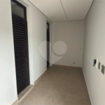 Sobrado de alto padrão no Swiss Park, totalmente reformado, com 4 suítes, piscina, elevador, espaço gourmet, 4 vagas e condomínio com lazer completo.