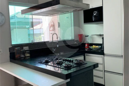 Sobrado com 3 quartos e garagem para 5 veículos.