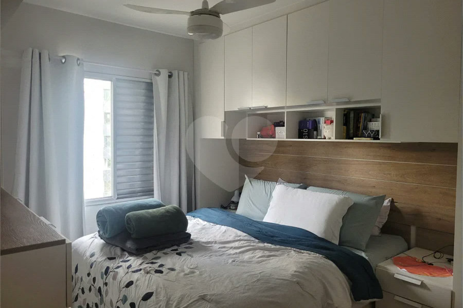 Apartamento de 03 dormitórios totalmente reformado com 02 vagas de Garagem escrituradas e livres.