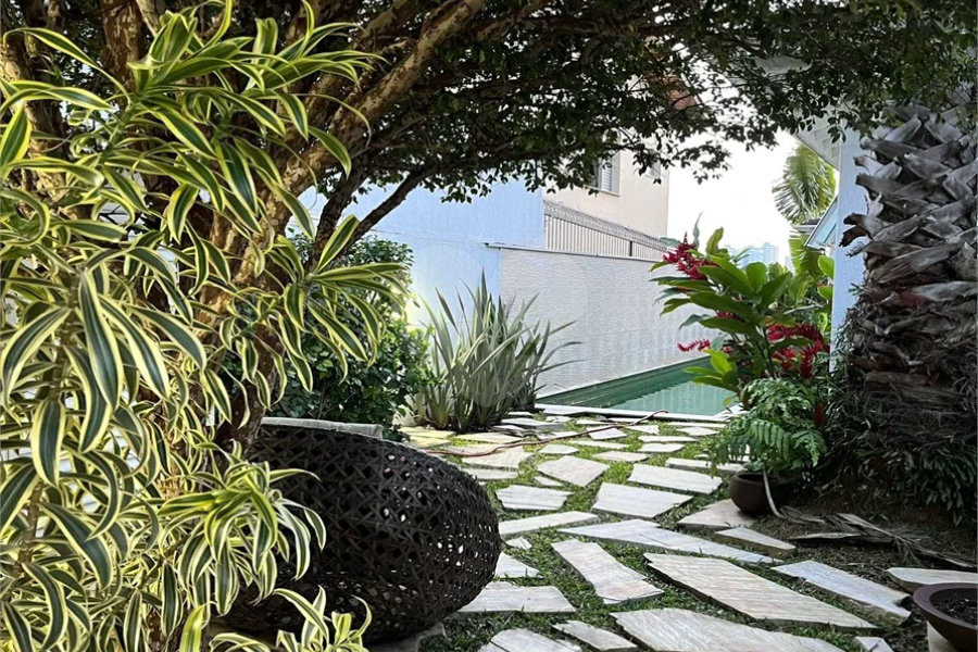 SOBRADO MOBILIADO DE 199,0 M² COM 02 SUITES, 04 VAGAS E PISCINA PARA VENDA NO JARDIM VIRGINIA BIANCA