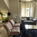 Casa em Condomínio Fechado com 4 suítes e área de lazer completa.