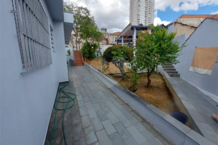 CASA TÉRREA À VENDA NA MOOCA - COM PORTEIRA FECHADA.