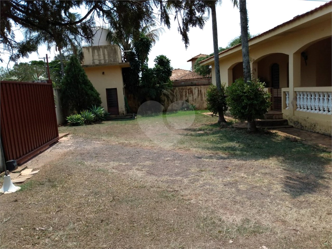 Casa Térrea com 3 dormitórios, sendo 1 suíte.