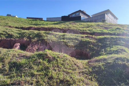 Terreno em condomínio fechado com 1.086 metros, pronto para construir, ampla área de lazer, aceita financiamento