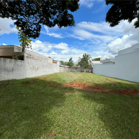 Terreno em condomínio fechado com 512 metros