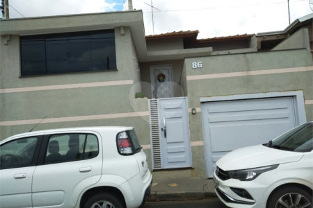 Casa Térrea com 3 dormitórios.