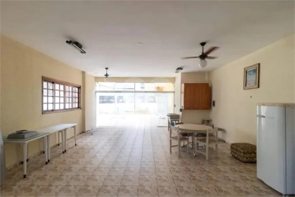 Casa com 3 dormitórios sendo 3 suítes com 03 vagas de garagem.