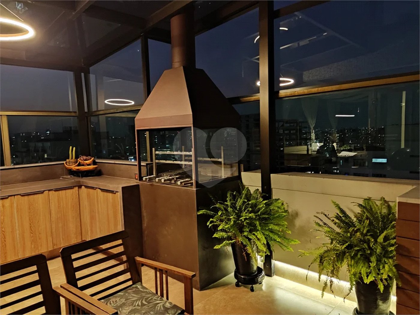 Cobertura à venda na Aclimação de 300m² com 2 vagas.