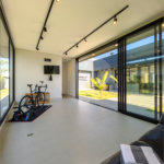 Indaiatuba - Quintas da Terracota - 1252 m² de terreno - casa térrea com 514 m² de área construída -3 vagas de garagem cobertas e 3 descobertas Lavabo - Sala de estar e jantar amplas e integradas - Escritório privativo - Cozinha toda equipada com geladeira, forno, micro-ondas, lava-louças,
