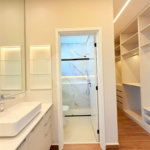 Casa térrea com 3 suítes no Condomínio Residencial Viena em Indaiatuba-SP - Acabamento de alto padrão - R$ 1.690.000,00 - AT 250 m² - AC 158 m² - 3 suítes,, sendo 1 suíte master com closet - Sala para dois ambientes (estar e jantar) - Cozinha planejada com ilha cooktop, forno elétrico e micro-ondas,