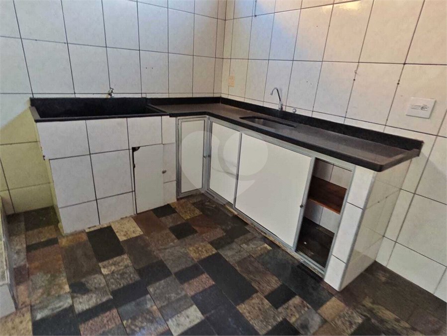 ?Oportunidade Única em São Carlos: Salão Comercial + Casa Independente nos Fundos – Ideal para Investidores!
