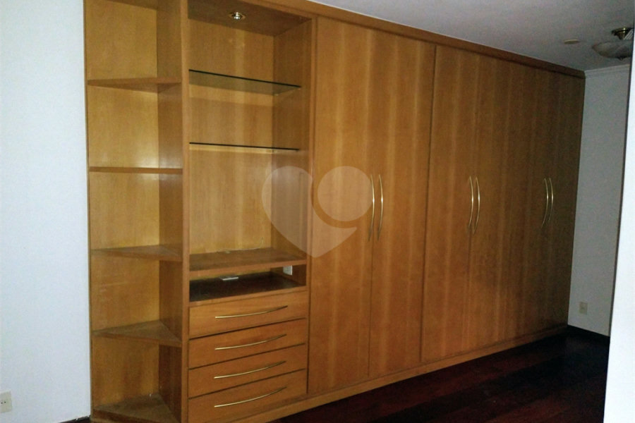 SOBRADO DE 426,0 M² COM 04 SUITES, SALÃO DE FESTAS, 06 VAGAS,06 BANHEIROS E PISCINA PARA LOCAÇÃO OU VENDA NO BARRO BRANCO