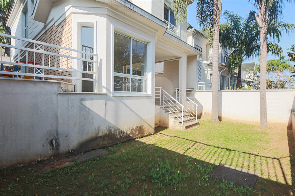 Casa à venda com 4 quartos, sendo 2 suítes, no condomínio Bristol Village, São Paulo - SP