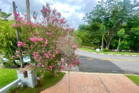 Casa a Venda no Condomínio Recanto dos Paturis em Vinhedo/SP