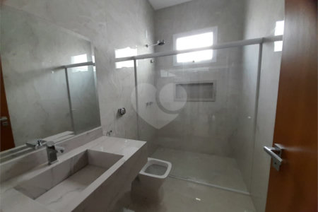 Belíssima Casa à Venda no Condomínio Damha IV