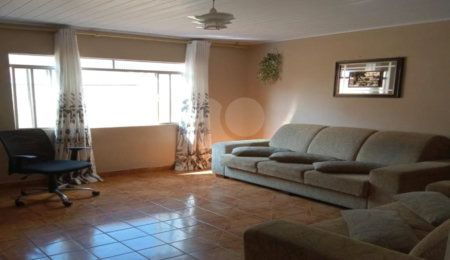 Sobrado grande com 2 garagens, 4 dormitórios.