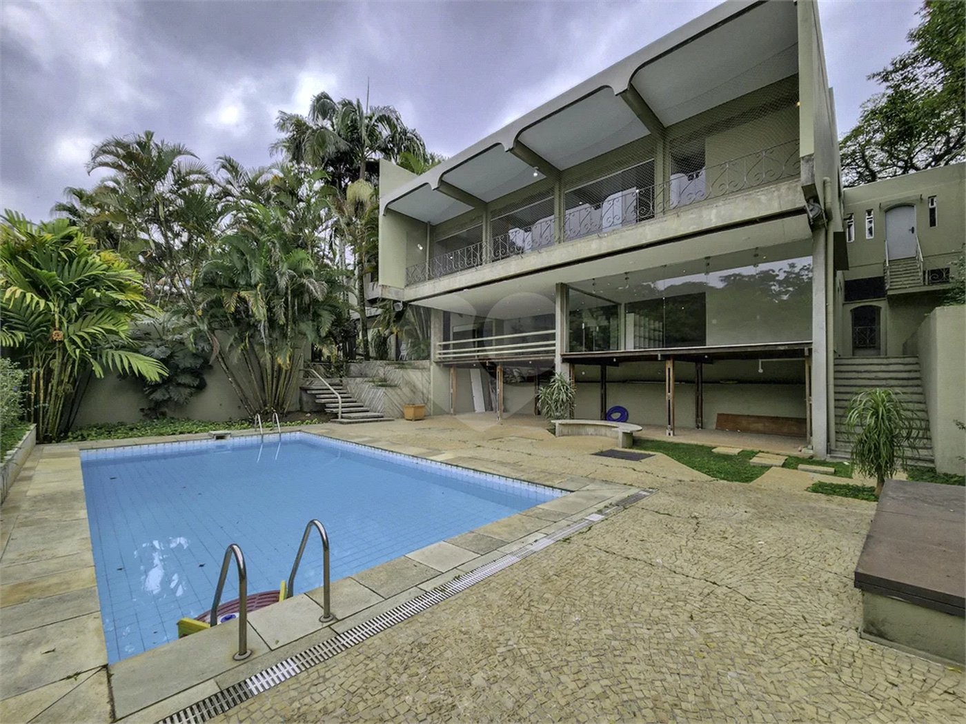 CASA EM RUA FECHADA NA REGIÃO DO MORUMBI / REGIÃO DO CLUBE PAINEIRAS
