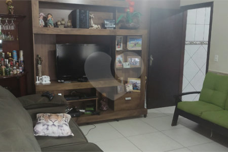 Casa térrea com 2 dormitórios.