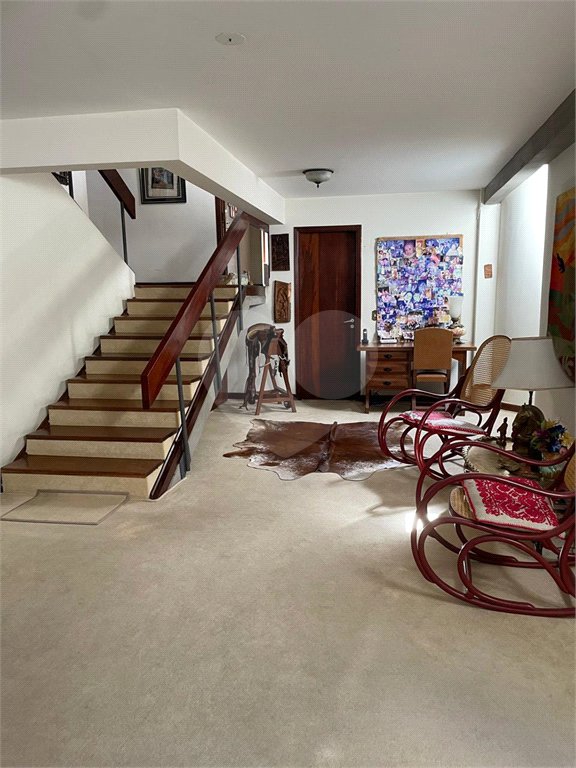 Casa à venda, 742 m², com piscina, 5 suítes, em Embu das Artes