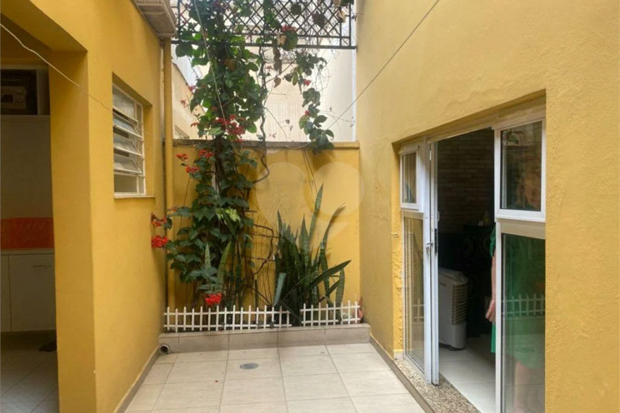 Sobrado à venda com 150 metros de área util e possui 3 dormitórios, sendo 1 suíte.