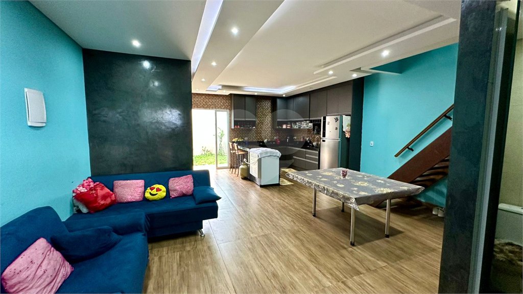 Sobrado a venda com 3 dormitorios sendo 1 suite com closet e varanda no bairro Arcoville