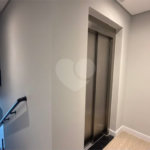 Sobrado de alto padrão no Swiss Park, totalmente reformado, com 4 suítes, piscina, elevador, espaço gourmet, 4 vagas e condomínio com lazer completo.