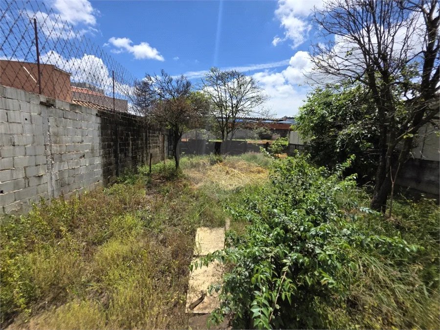Casa térrea à venda com amplo quintal e grande potencial na Vila Nery